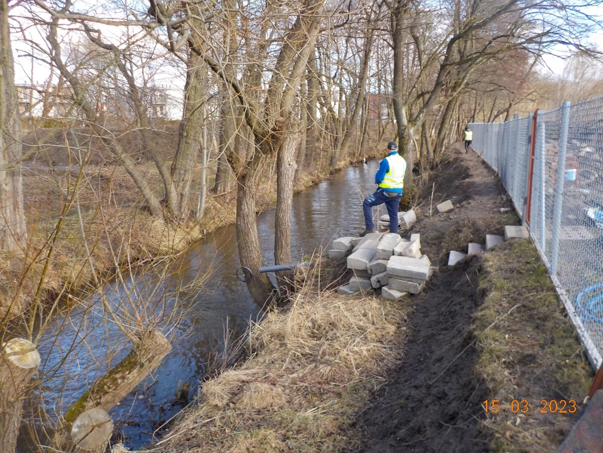 Czopowanie nielegalnych wylotów na rzece Bolszewka RZGW Gdańsk wylot nr 1